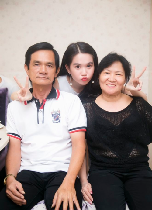 Ngọc Trinh chia sẻ xúc động: Sáng nào tôi cũng thắp hương cho mẹ ruột!