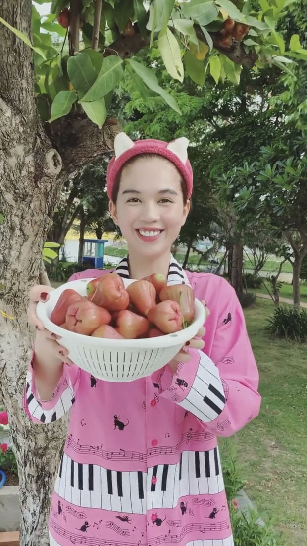 Ngọc Trinh ở nhà 50 tỷ vẫn dân dã: Trèo cây hái mận, ngồi ăn chồm hổm