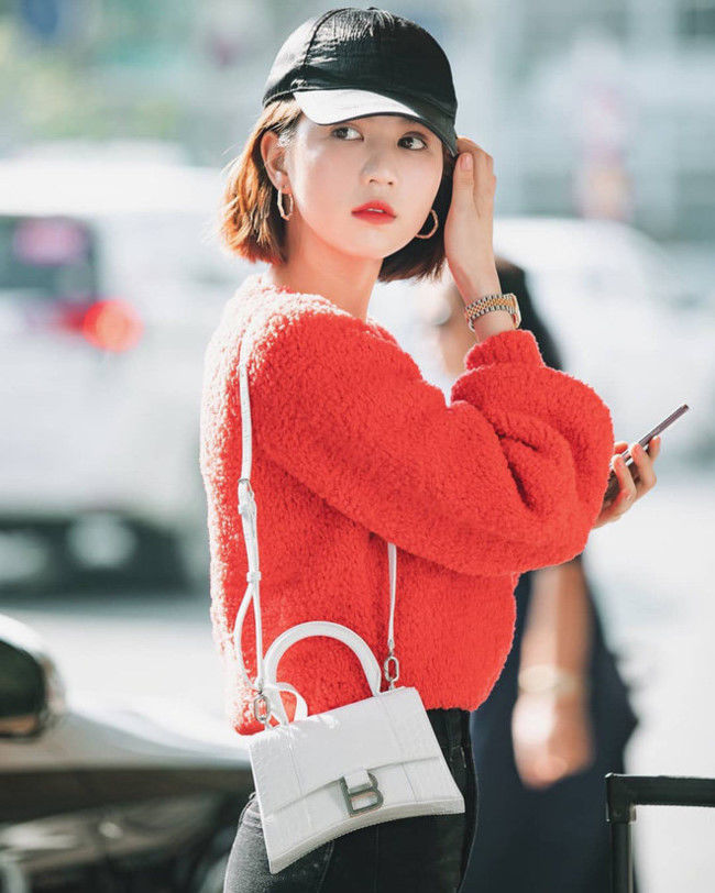 Đụng cả set đồ với “chị iu” Phượng Chanel, Ngọc Trinh lần đầu thất thế