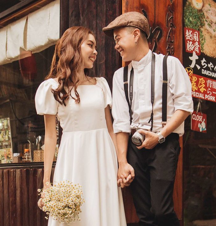 Người vợ ngủ gật trong vòng tay chồng trên chuyến xe mưu sinh