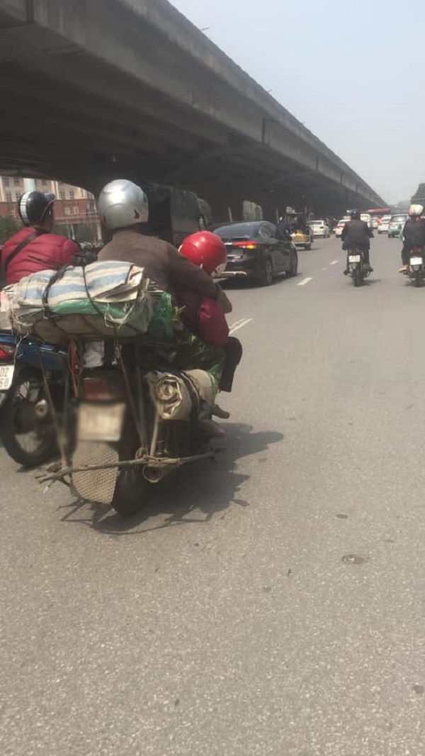 Người vợ ngủ gật trong vòng tay chồng trên chuyến xe mưu sinh