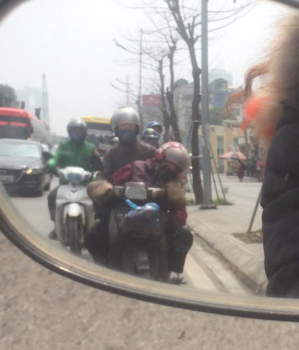 Người vợ ngủ gật trong vòng tay chồng trên chuyến xe mưu sinh