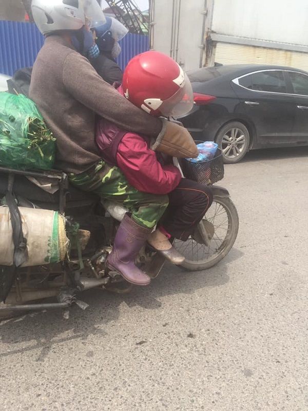 Người vợ ngủ gật trong vòng tay chồng trên chuyến xe mưu sinh
