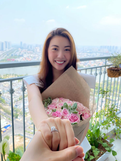 Ảnh sao Việt: Nhã Phương khoe quà, Quỳnh Anh và chồng cũ hội ngộ