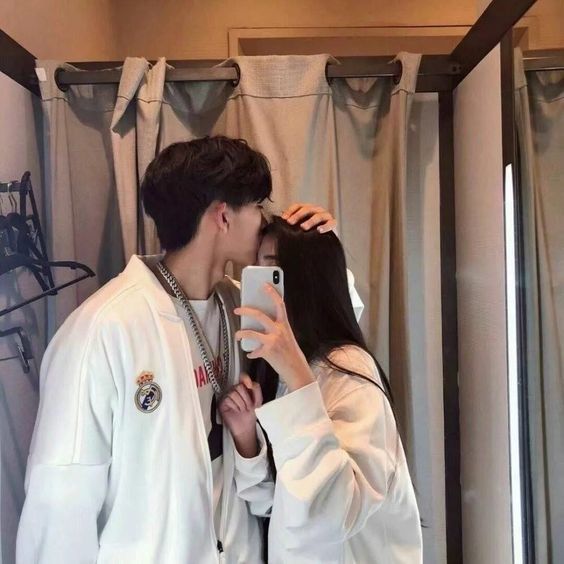 Khi chàng yêu bạn thật lòng: Ép bạn ăn, sẵn sàng nắm tay dắt qua đường