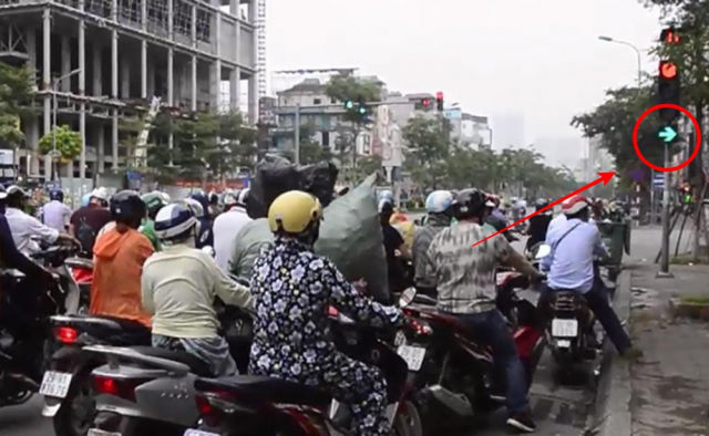 Quy luật khi chạy xe ở thành phố, nhất là không dừng đèn đỏ sát lề