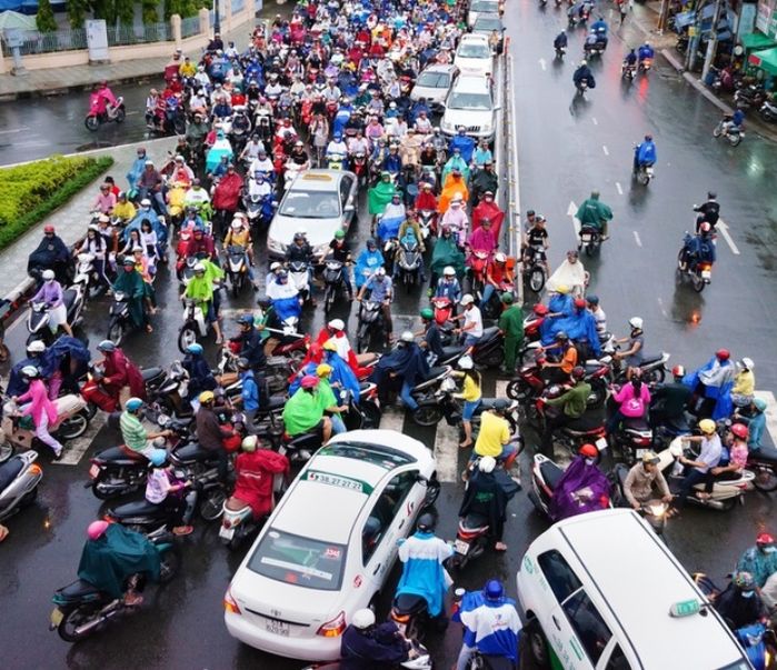 Quy luật khi chạy xe ở thành phố, nhất là không dừng đèn đỏ sát lề