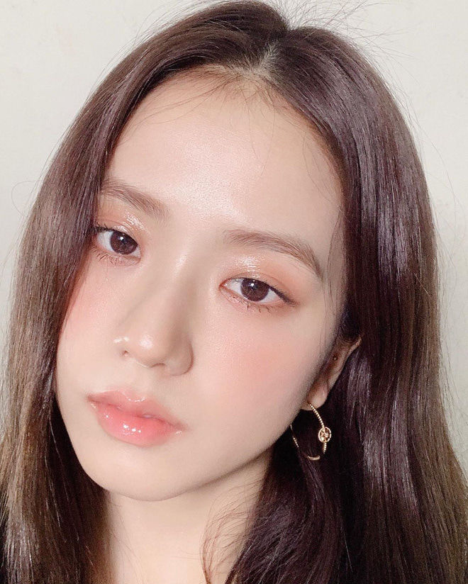 Những trend makeup hot hit nhất năm 2020: Đôi môi đỏ nâu lên ngôi
