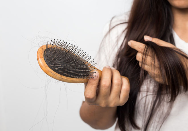 Nỗi khổ của mẹ bỉm sữa: Hoảng hồn vì tóc rụng cả nắm, nhìn thấy mà xót