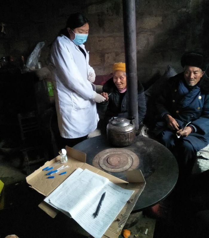 Nữ bác sĩ qua đời khi chống Covid-19: Xót xa con trai hôn di ảnh mẹ
