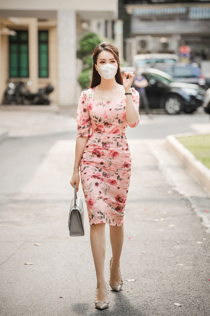Phong cách sao Việt: Ngọc Trinh gợi cảm, Minh Hằng lộ nội y