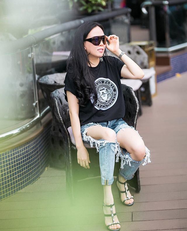 Phượng Chanel và bộ sưu tập quần jeans rách toang 