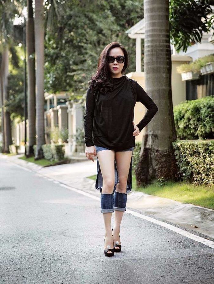 Phượng Chanel và bộ sưu tập quần jeans rách toang