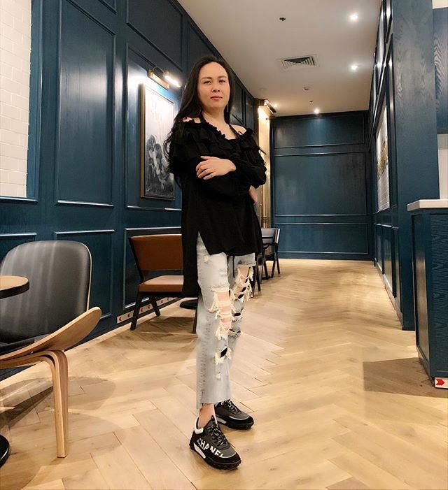 Phượng Chanel và bộ sưu tập quần jeans rách toang