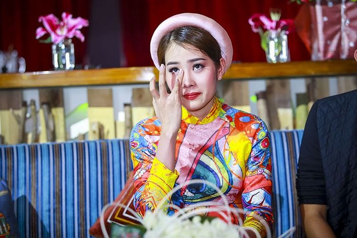 Quá khứ bất hạnh của Nam Em: Ở trường bị miệt thị, về nhà chơi với heo
