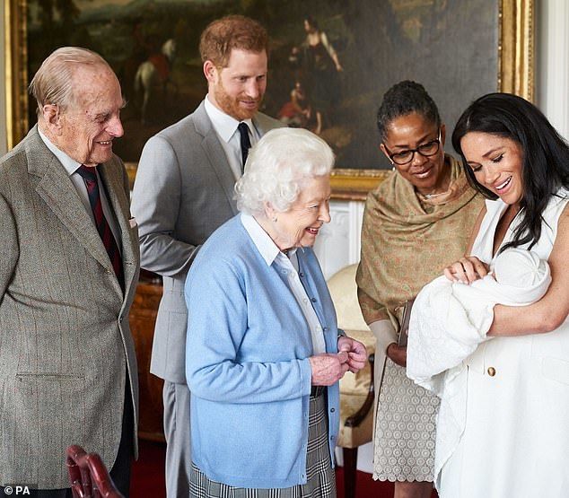 Quá nhớ mặt chắt, nữ hoàng Anh mời vợ chồng Meghan cùng nghỉ hè