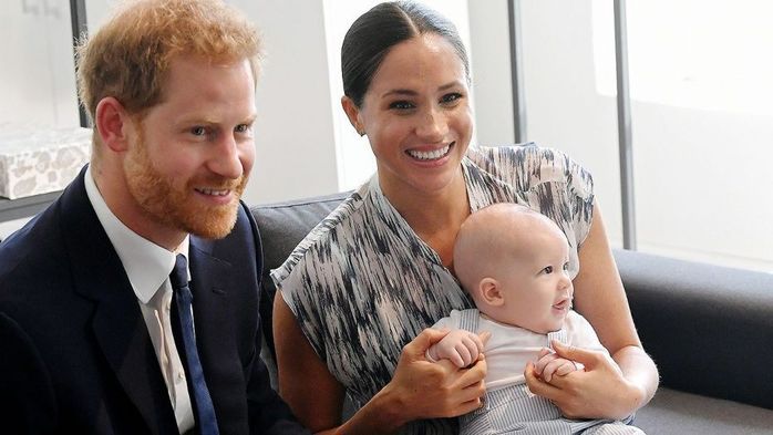 Quá nhớ mặt chắt, nữ hoàng Anh mời vợ chồng Meghan cùng nghỉ hè