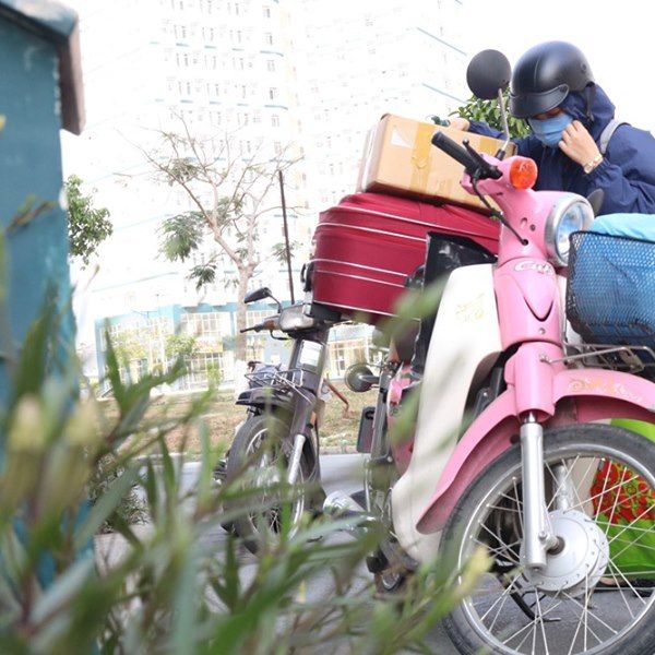 Sinh viên nhường bánh kẹo, thuốc giảm đau cho người đến cách ly