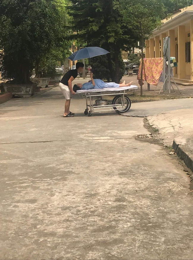 Sản phụ qua đời, BS nhận tin nhắn: Vợ gọi gì đấy, anh đang dở trận
