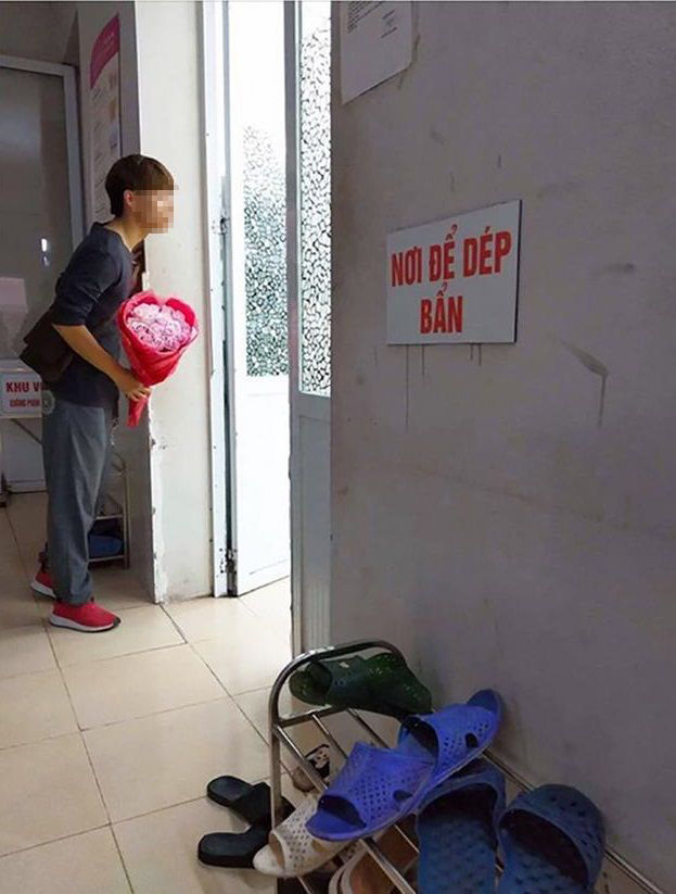 Sản phụ qua đời, BS nhận tin nhắn: Vợ gọi gì đấy, anh đang dở trận