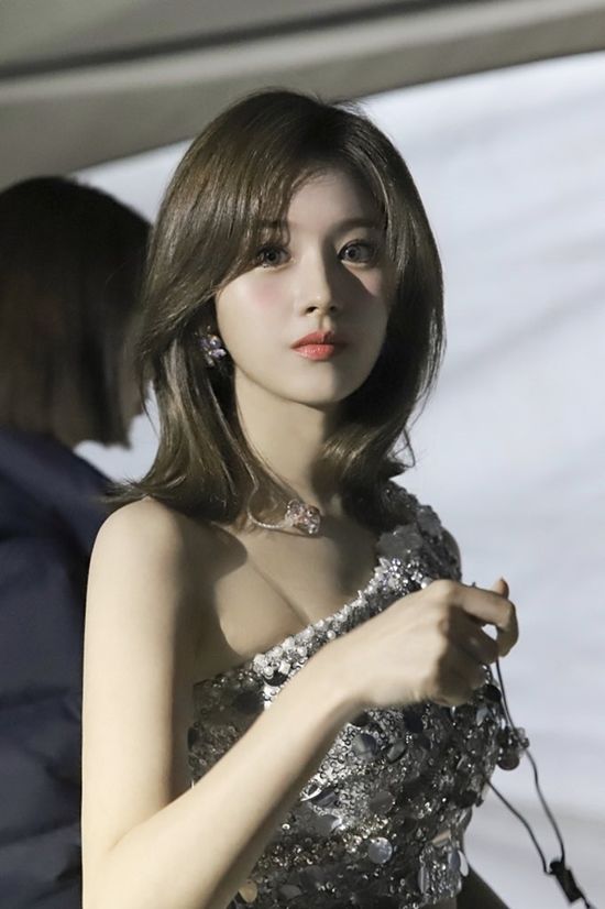 Sana (TWICE) được cho sắp soán ngôi búp bê sống của Lisa