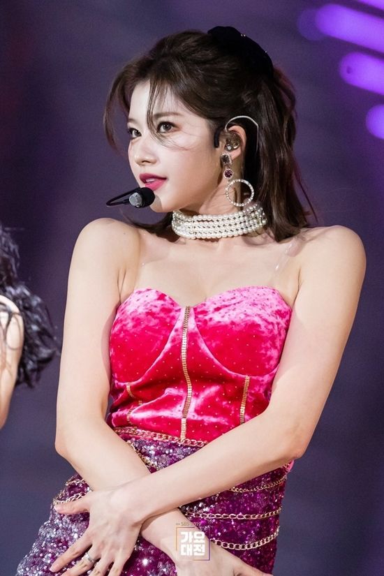 Sana (TWICE) được cho sắp soán ngôi búp bê sống của Lisa