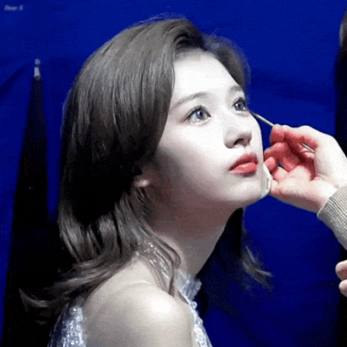 Sana (TWICE) được cho sắp soán ngôi búp bê sống của Lisa