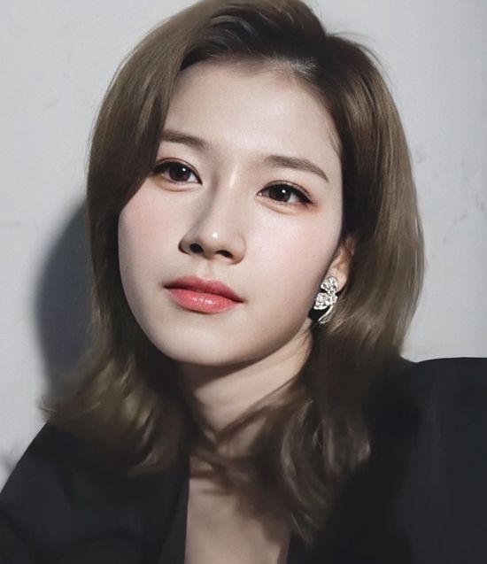 Sana (TWICE) được cho sắp soán ngôi búp bê sống của Lisa