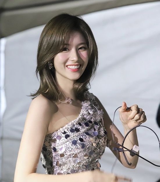Sana (TWICE) được cho sắp soán ngôi búp bê sống của Lisa