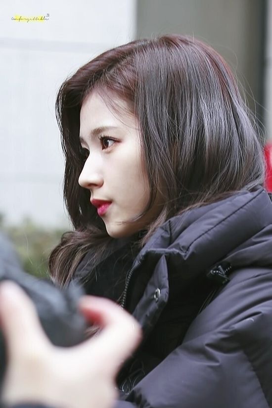 Sana (TWICE) được cho sắp soán ngôi búp bê sống của Lisa
