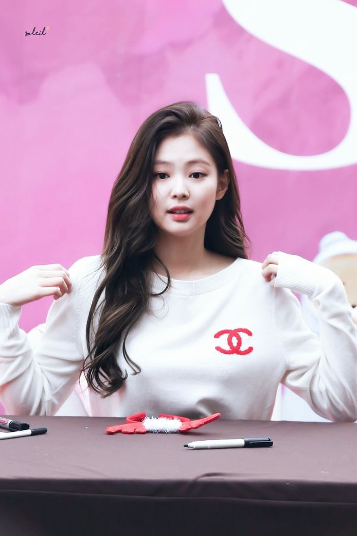 Sao Hàn khác phái vẫn đụng hàng: Jennie - Suga cực hợp như diện đồ đôi