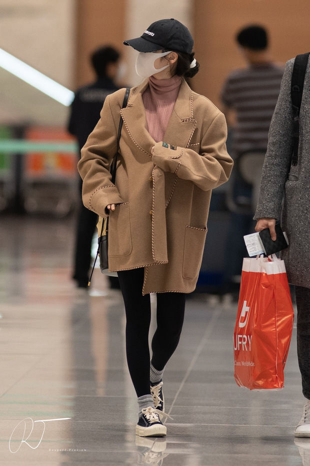 Sao Hàn khác phái vẫn đụng hàng: Jennie - Suga cực hợp như diện đồ đôi