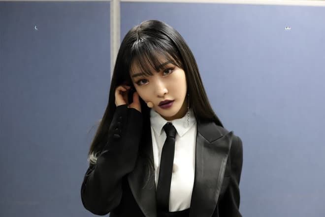 Sao Kbiz chơi trội tô cả son đen vẫn được khen: Đỉnh nhất Lisa, HyunA