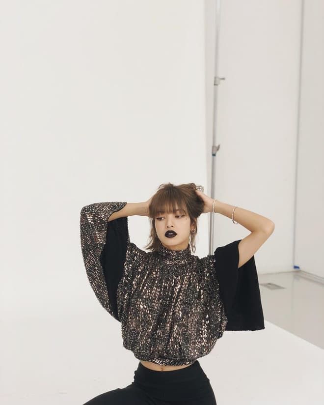 Sao Kbiz chơi trội tô cả son đen vẫn được khen: Đỉnh nhất Lisa, HyunA