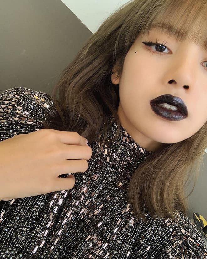 Sao Kbiz chơi trội tô cả son đen vẫn được khen: Đỉnh nhất Lisa, HyunA