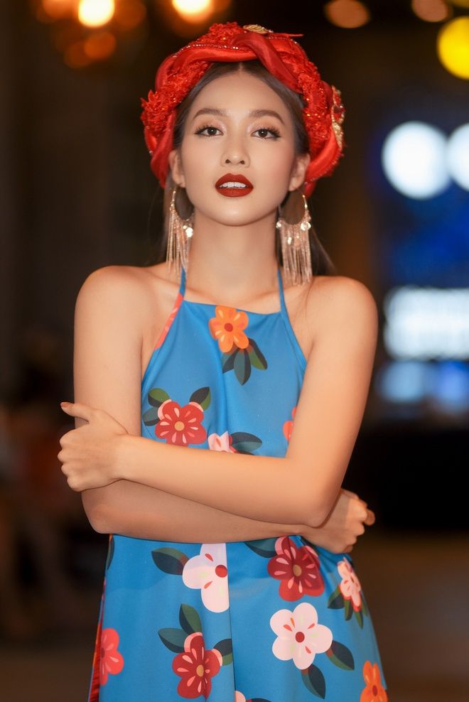 Sao Việt diện áo yếm: Lan Ngọc gợi cảm, Hoàng Thùy Linh hiện đại