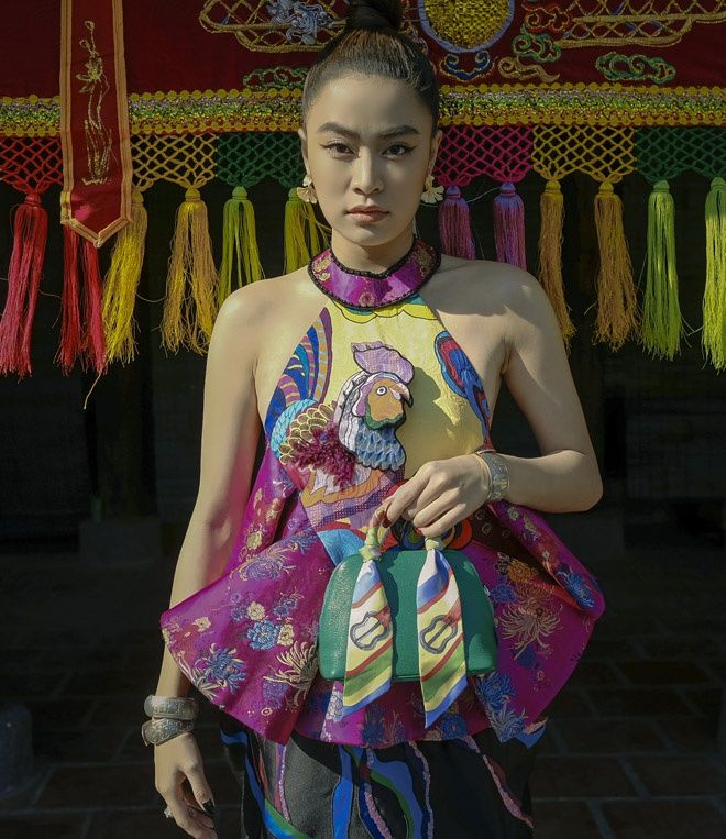 Sao Việt diện áo yếm: Lan Ngọc gợi cảm, Hoàng Thùy Linh hiện đại