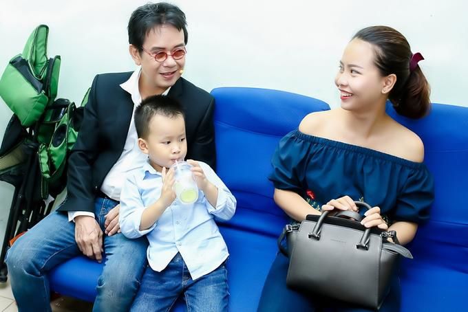 Vợ chồng sao kém nhau nhiều tuổi: Nhạc sĩ Đức Huy đam mê rửa bát