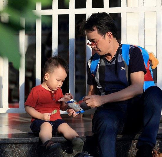 Vợ chồng sao kém nhau nhiều tuổi: Nhạc sĩ Đức Huy đam mê rửa bát