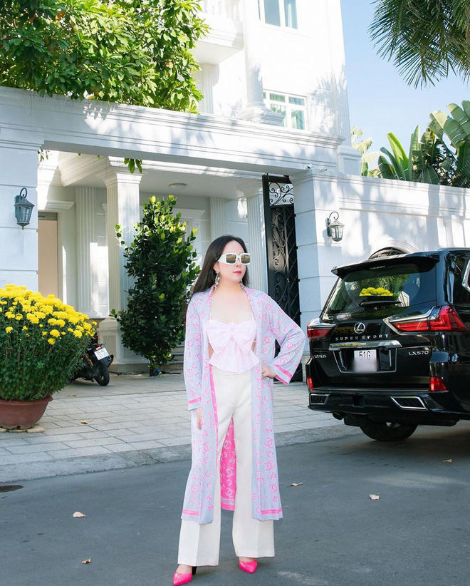 Đụng cả set đồ với “chị iu” Phượng Chanel, Ngọc Trinh lần đầu thất thế