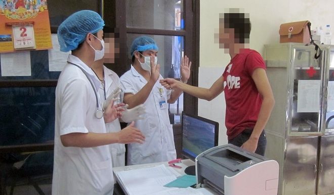 Bác sĩ trả tiền cho một bệnh nhân, những người khác cũng đòi miễn phí