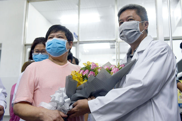 Bác sĩ trả tiền cho một bệnh nhân, những người khác cũng đòi miễn phí