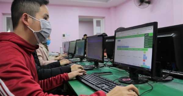 Thầy giáo đáng thương bị học sinh bình luận khiếm nhã khi dạy online