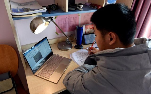 Thầy giáo đáng thương bị học sinh bình luận khiếm nhã khi dạy online