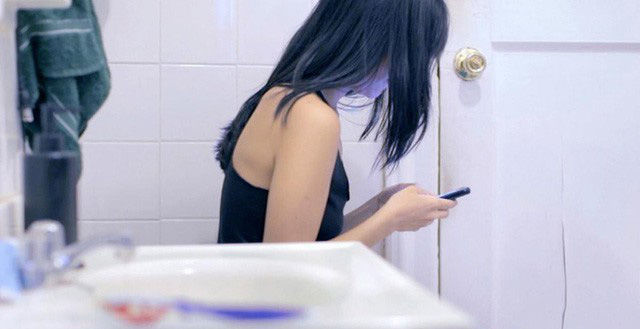 Cầm điện thoại vào nhà vệ sinh có thể tạo ổ vi khuẩn truyền nhiễm