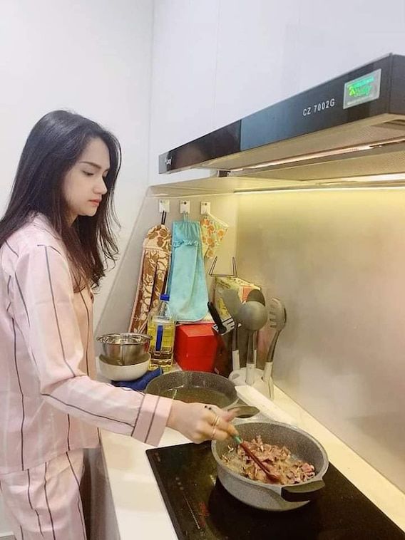 Thời trang vào bếp của mỹ nhân Vbiz: Elly Trần gợi cảm đốt mắt