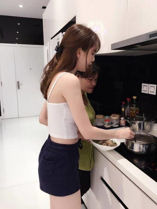 Thời trang vào bếp của mỹ nhân Vbiz: Elly Trần gợi cảm đốt mắt
