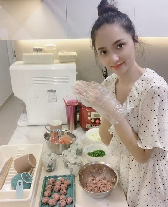 Thời trang vào bếp của mỹ nhân Vbiz: Elly Trần gợi cảm đốt mắt