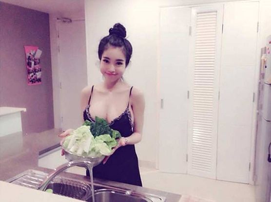 Thời trang vào bếp của mỹ nhân Vbiz: Elly Trần gợi cảm đốt mắt