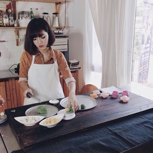 Thời trang vào bếp của mỹ nhân Vbiz: Elly Trần gợi cảm đốt mắt